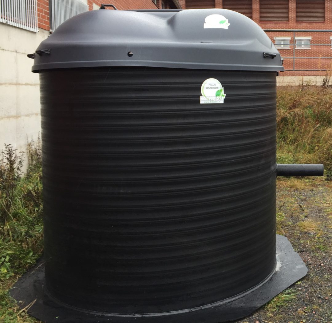 TalliJussi horse manure composter and a storage container